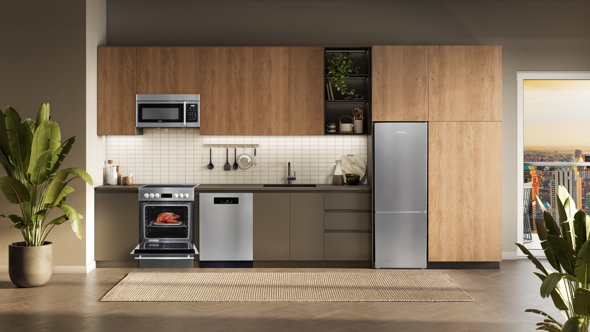 Cuisine avec un four à micro-ondes, une cuisinière, un lave-vaisselle et un réfrigérateur